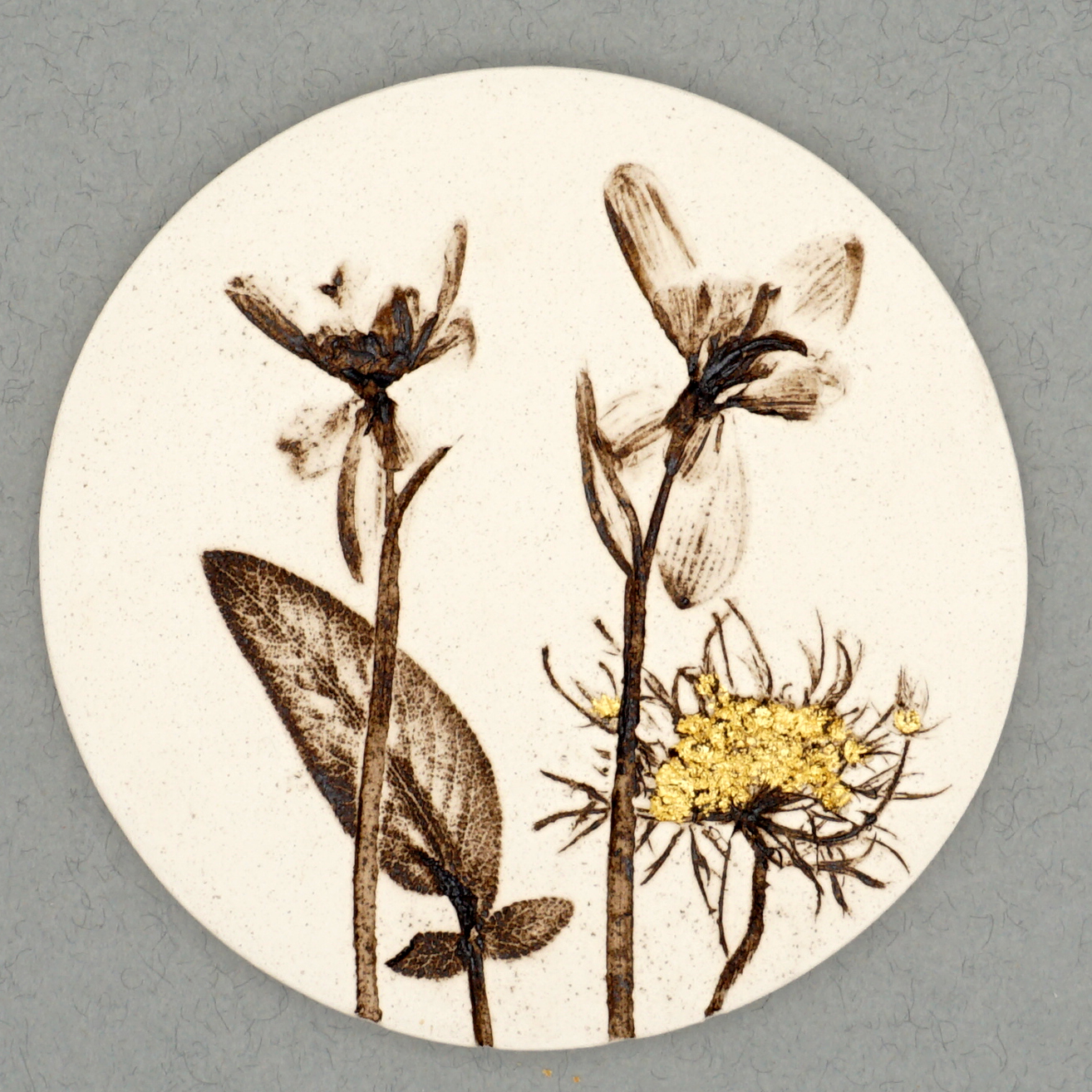 10cm Round Snowdrop Tile With 24ct Gold Leaf