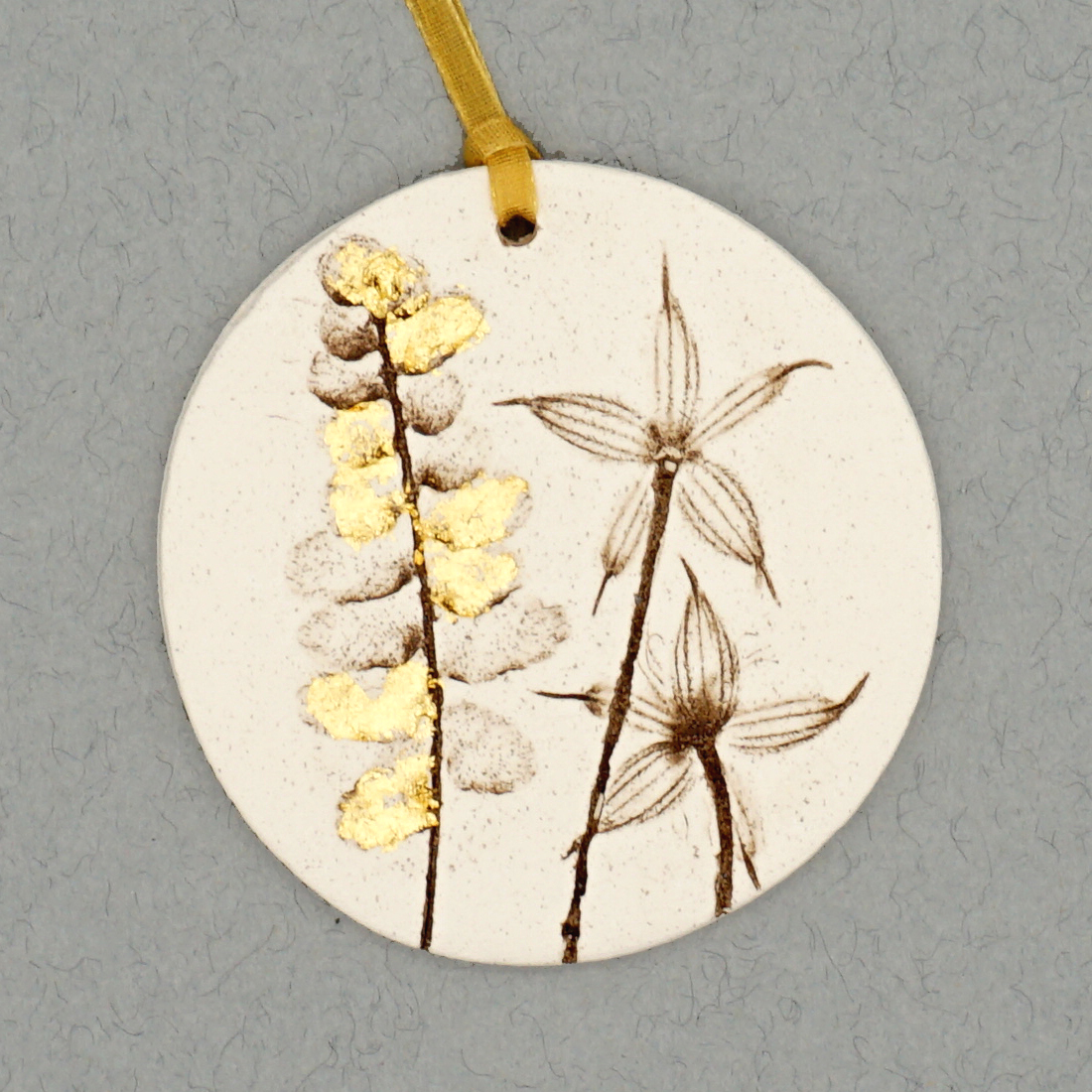 7cm Round Hanging Botanical Tile With 24ct Gold Leaf
