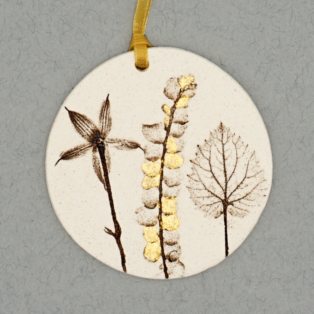 7cm Round Hanging Botanical Tile With 24ct Gold Leaf