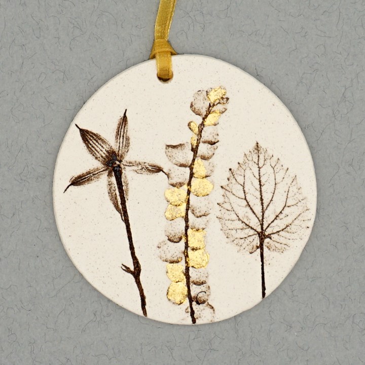 7cm Round Hanging Botanical Tile With 24ct Gold Leaf