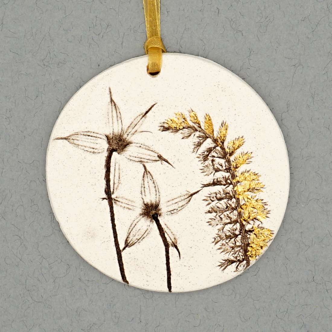 7cm Round Hanging Botanical Tile With 24ct Gold Leaf