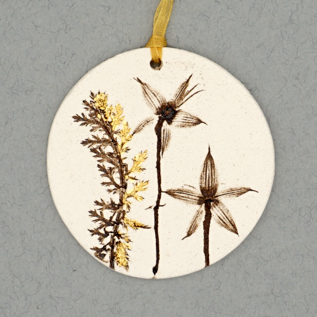 7cm Round Hanging Botanical Tile With 24ct Gold Leaf