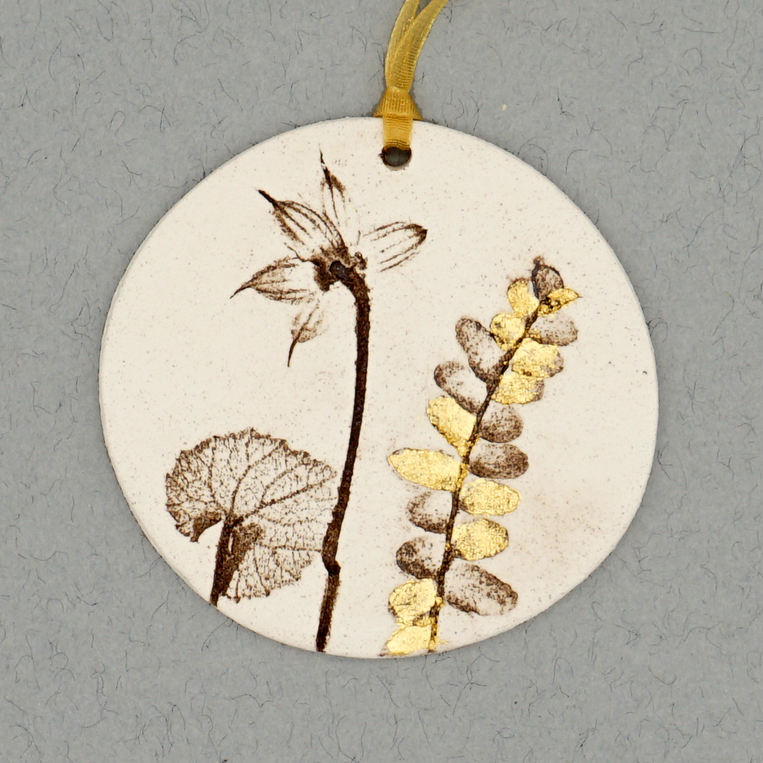 7cm Round Hanging Botanical Tile With 24ct Gold Leaf