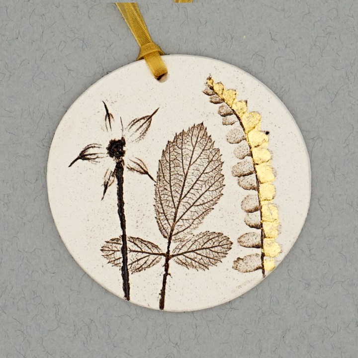 7cm Round Hanging Botanical Tile With 24ct Gold Leaf