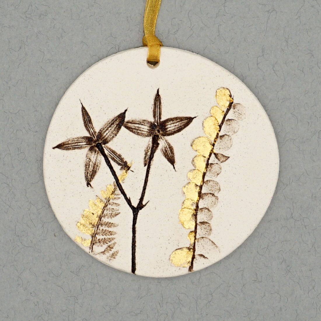 7cm Round Hanging Botanical Tile With 24ct Gold Leaf